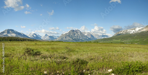 Fotoroleta panorama niebo góra pole trawa