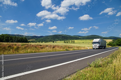 Naklejka drzewa transport niebo lato