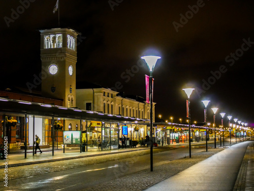 Plakat autobus peron noc