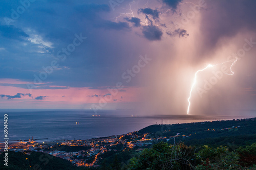 Fotoroleta morze miasto trieste strzałka burza z piorunami