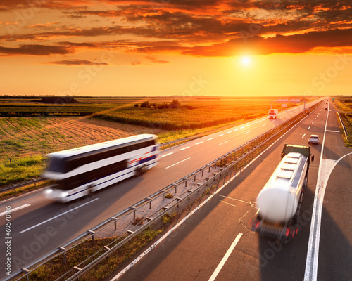 Plakat autobus zachód autostrada wschód niebo