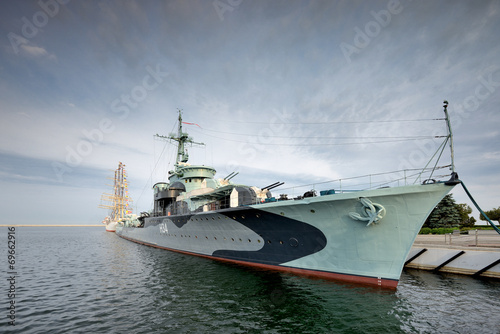 Plakat panorama noc stary wojskowy okręt wojenny