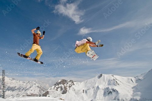 Plakat góra para snowboard