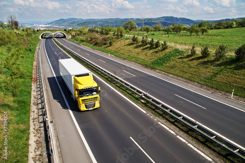 Naklejka pejzaż transport ciężarówka trawa autostrada