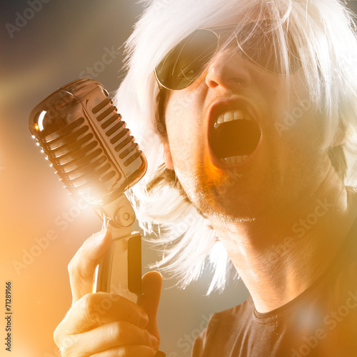 Fotoroleta mężczyzna fiołek karaoke dyskoteka