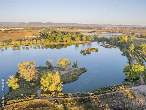 Naklejka jesień pejzaż woda natura park