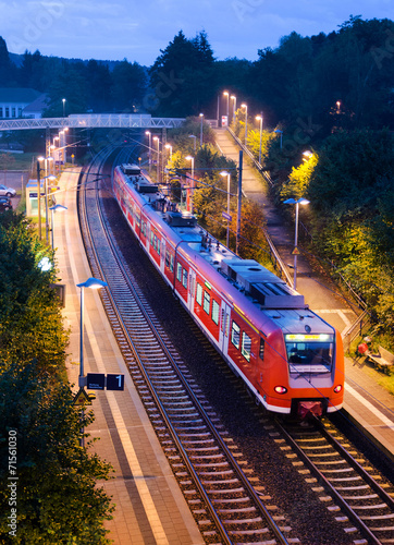 Obraz na płótnie peron samochód noc stacja kolejowa