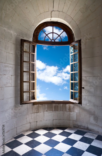 Obraz na płótnie Zamkowe okno z widokiem na niebo