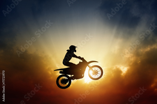 Plakat rower motocyklista słońce wyścig