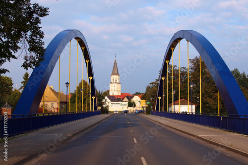 Plakat niebo most drzewa droga architektura