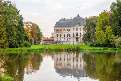 Plakat zamek architektura jesień drzewa