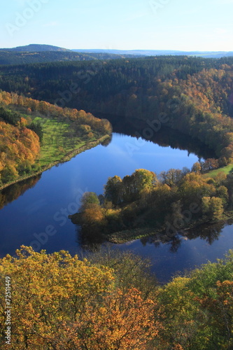 Naklejka woda jesień las drzewa