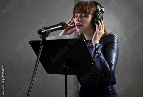 Fotoroleta dziewczynka jazz karaoke śpiew