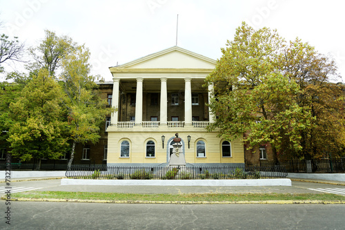 Naklejka architektura wejście drzewa