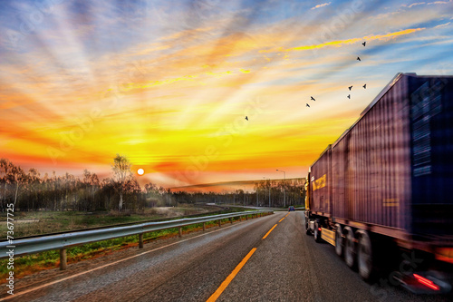 Fototapeta transport ciężarówka słońce pole