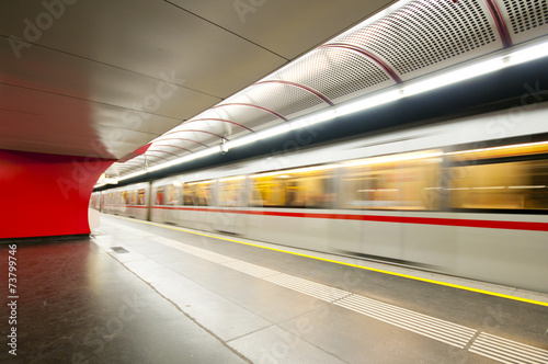 Plakat miejski austria europa metro peron