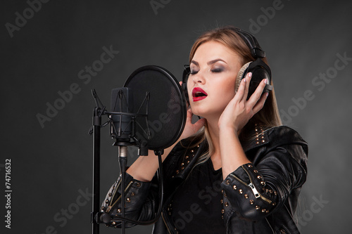 Obraz na płótnie mikrofon kobieta portret ludzie śpiew
