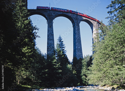 Fototapeta krajobraz alpy szwajcaria pastwisko wiadukt