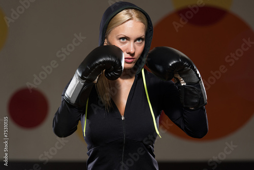 Plakat sporty ekstremalne sztuki walki kobieta siłownia sport