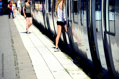 Naklejka metro szwecja kobieta miejski peron