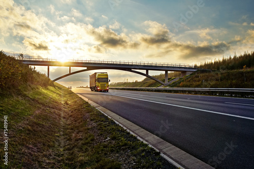 Plakat samochód ciężarówka trawa