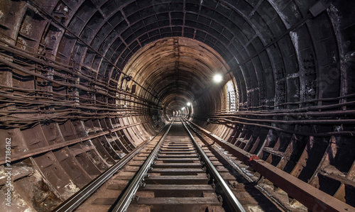 Plakat miejski tunel metro