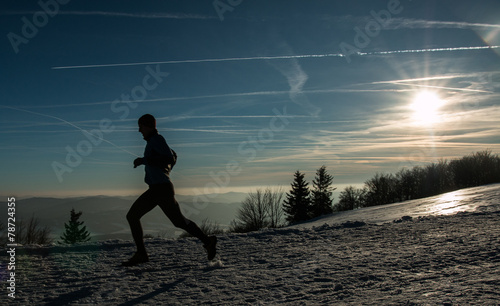 Fotoroleta mężczyzna sport las