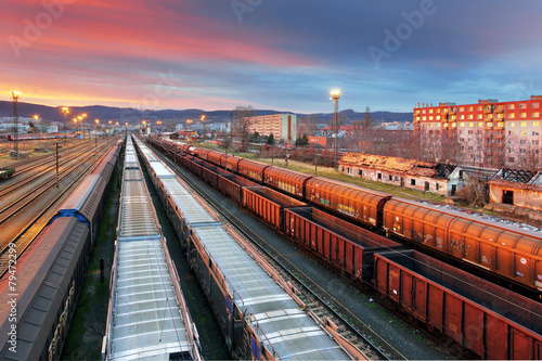 Plakat noc ciężarówka transport peron