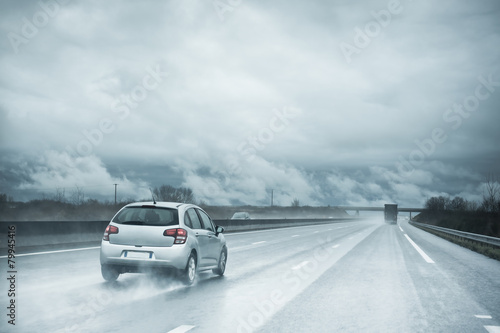 Naklejka samochód woda sztorm autostrada czas