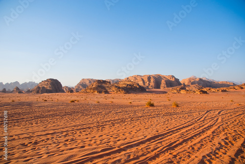 Plakat pustynia offroad góra torowisko