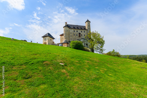 Obraz na płótnie pole wzgórze widok słońce architektura