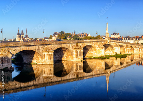 Plakat katedra francja krajobraz dolina