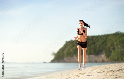 Fotoroleta ludzie fala ćwiczenie plaża