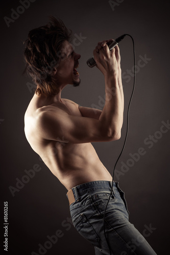 Plakat przystojny śpiew nagi mikrofon