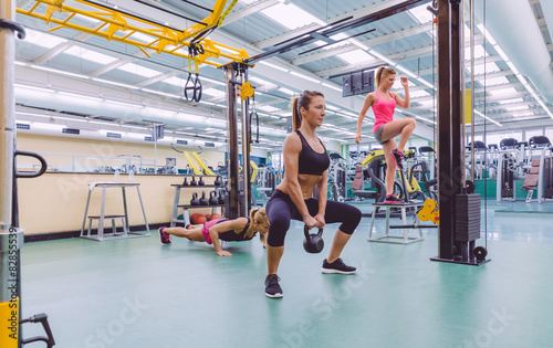 Fotoroleta ciało siłownia dzwon portret fitness