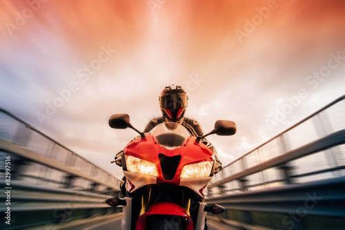 Obraz na płótnie motocyklista droga silnik mężczyzna