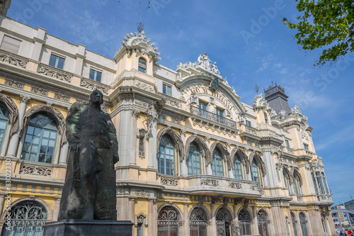 Naklejka architektura morze śródziemne barcelona hiszpania morze