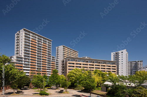 Plakat architektura błękitne niebo japonia mieszkanie kondominium