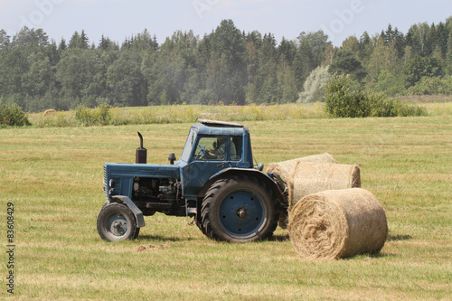 Fotoroleta traktor trawa pole rolnictwo