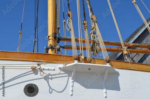 Plakat Bordé et haubans d'un voilier en bois.