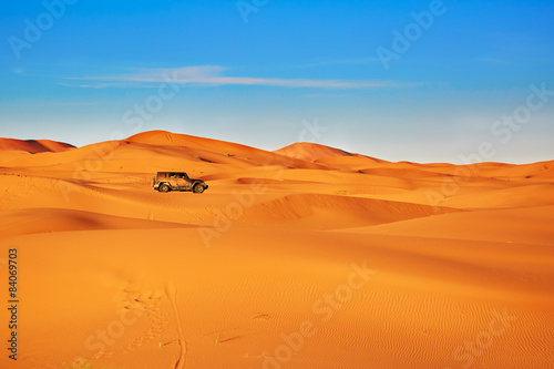Obraz na płótnie Jeep in sand dunes