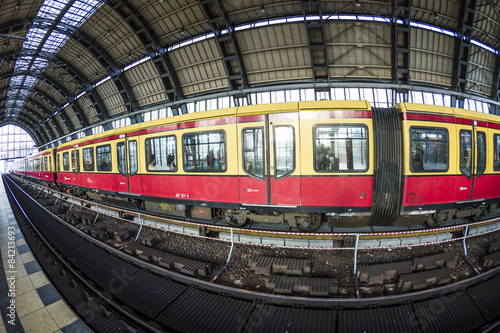 Naklejka metro noc transport architektura ludzie