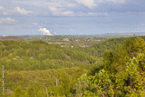 Plakat wzgórze wioska błękitne niebo pejzaż natura