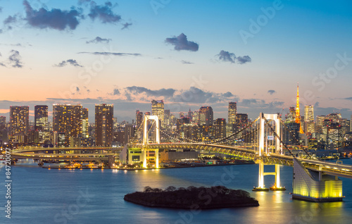Plakat zmierzch tęcza krajobraz tokio japonia