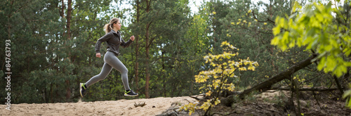 Fototapeta lekkoatletka kobieta park drzewa