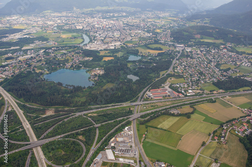 Plakat drzewa natura miasto droga lato