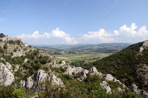 Fotoroleta dolina wioska niebo góra klif