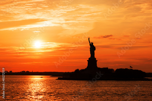 Fotoroleta woda liberty island zachody statua wolności sylwetka