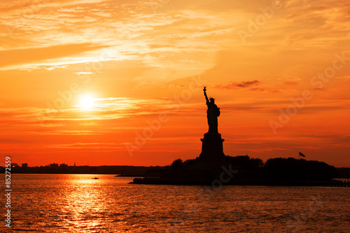 Plakat woda liberty island zachody statua wolności sylwetka