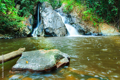 Fotoroleta tropikalny pejzaż natura las wodospad